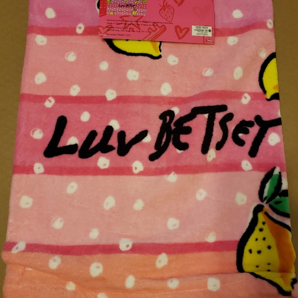 Betsey Johnson Beach Towel 28 in x 58 in - Picture 3 of 7